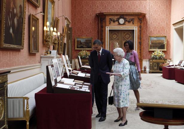 Königin Elisabeth II. führt Barack und Michelle Obama durch eine Ausstellung im Buckingham Palace.