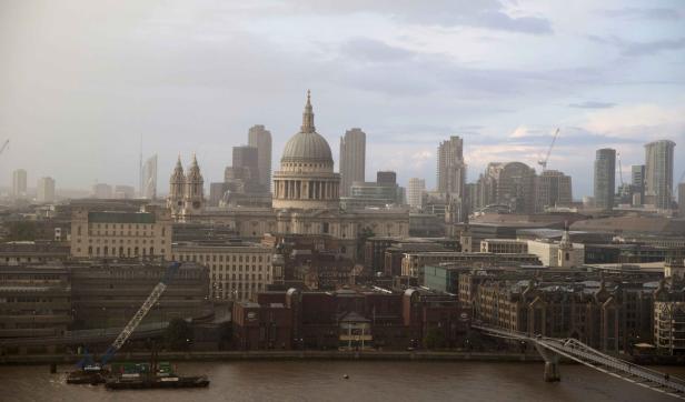 Blick auf die Skyline von London mit der St. Pauls Kathedrale im Zentrum.