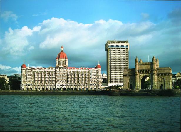 Das Gateway of India, das Taj Mahal Palace Hotel und ein Hochhaus in Mumbai, Indien.
