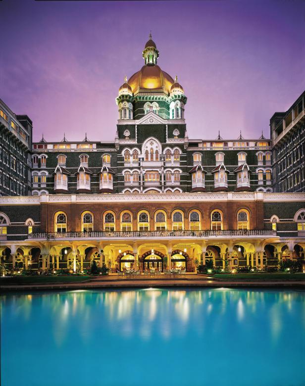 Das Taj Mahal Palace Hotel in Mumbai spiegelt sich im Wasser.