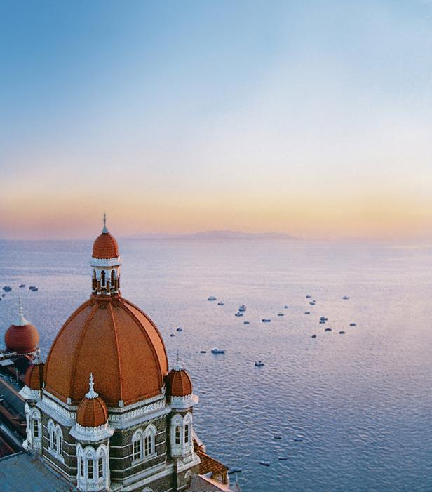 Das Taj Mahal Palace Hotel in Mumbai mit Blick auf das Arabische Meer bei Sonnenaufgang.