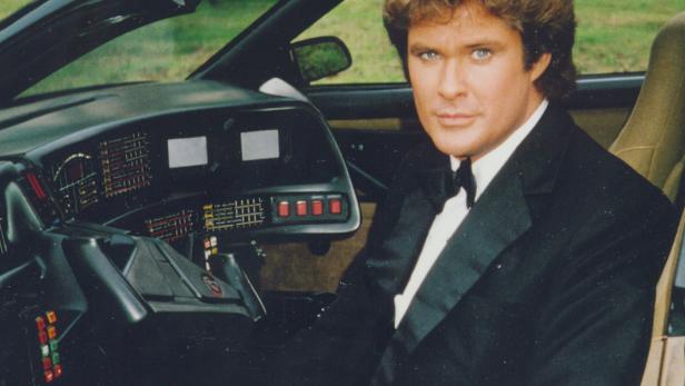 David Hasselhoff sitzt im Auto K.I.T.T. aus der Serie „Knight Rider“.