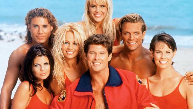 Die Besetzung der Fernsehserie „Baywatch“ posiert am Strand.