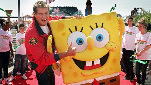 David Hasselhoff posiert mit einer Spongebob Schwammkopf-Figur bei einer Veranstaltung.