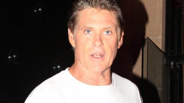 Ein Porträt von David Hasselhoff vor einem dunklen Hintergrund.