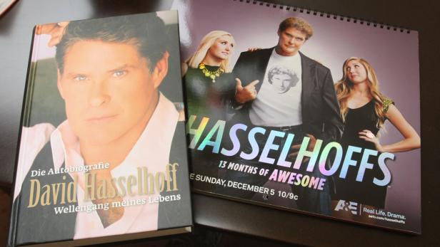 Das Buch „Wellengang meines Lebens“, die Autobiografie von David Hasselhoff, und ein Hasselhoffs-Kalender liegen nebeneinander.