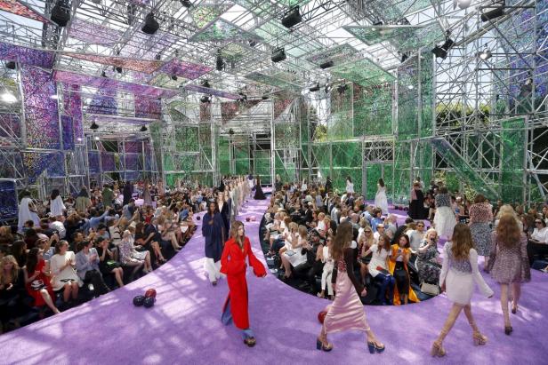 File photo of models presenting creations by Belgi Eine Modenschau mit Zuschauern und Models auf einem lila Teppich.