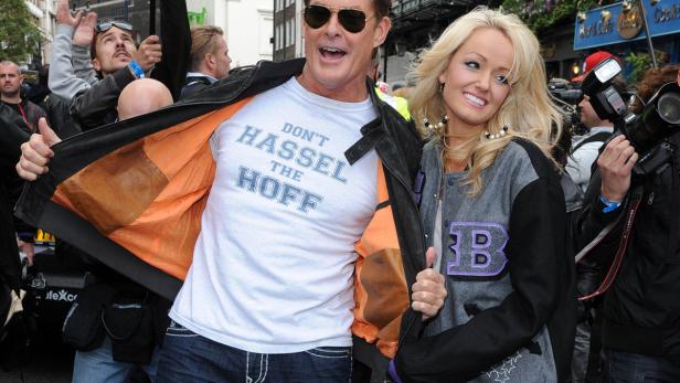 David Hasselhoff mit einer Frau, der seine Jacke mit dem Aufdruck „Don't Hassel the Hoff“ zeigt.