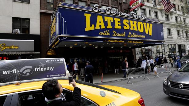 Ein Mann macht ein Foto vom Ed Sullivan Theater, in dem die „Late Show with David Letterman“ gezeigt wurde.