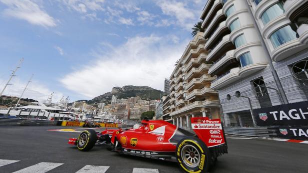 Ein roter Ferrari-Formel-1-Wagen fährt auf der Rennstrecke von Monaco.