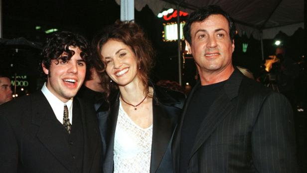 Sylvester Stallone posiert mit seiner Frau Jennifer Flavin und seinem Sohn Sage Stallone.