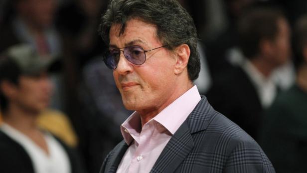Sylvester Stallone mit Sonnenbrille und kariertem Sakko.