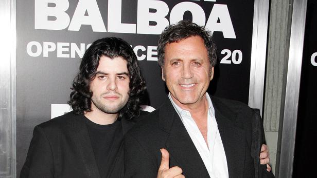 Burt Young und ein junger Mann posieren vor einem „Balboa“-Poster.