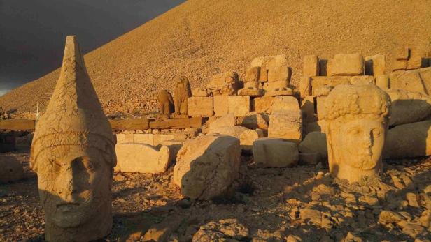 Steinskulpturen auf dem Gipfel des Nemrut Dağı in der Türkei.