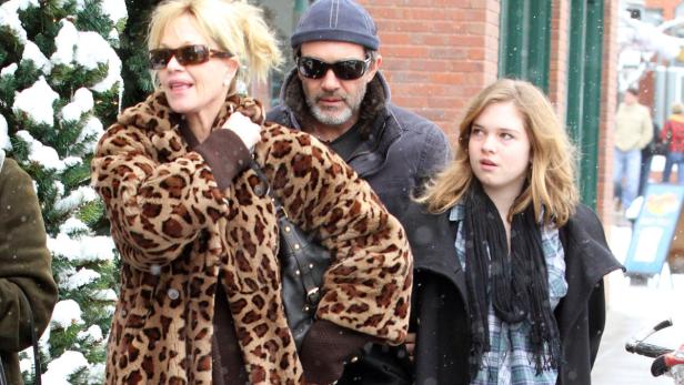 Melanie Griffith, Antonio Banderas und ihre Tochter Stella posieren im Winter für ein Foto.