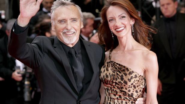 Dennis Hopper mit Frau auf dem roten Teppich.