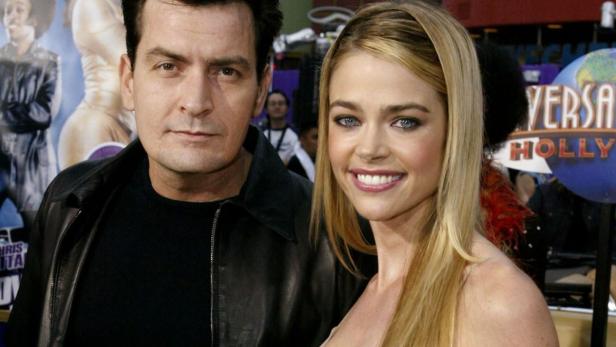 Charlie Sheen und Denise Richards posieren zusammen auf dem roten Teppich.