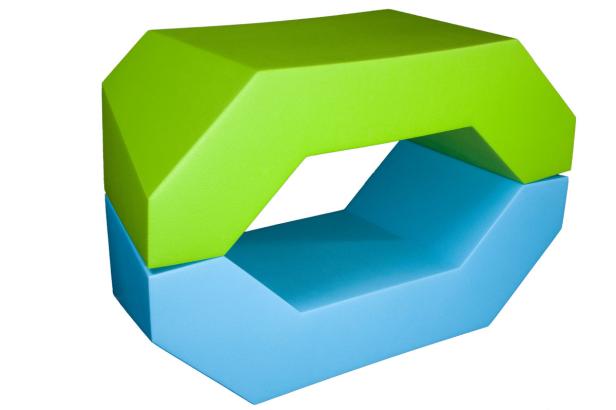 Ein abstrakter, geometrischer Hocker in Grün und Blau.