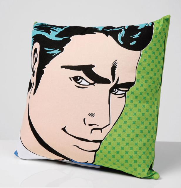 Ein Kissen mit dem Comic-Porträt eines Mannes mit schwarzem Haar und grünem Hintergrund.