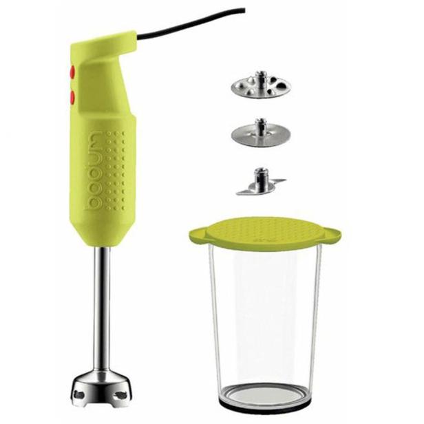 Ein grüner Stabmixer der Marke Bodum mit Zubehör und einem transparenten Behälter.