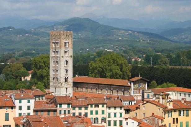 Panoramablick über Lucca und den Campanile der Basilika San Frediano auf das toskanische Hügelland