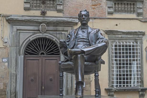 Beliebtes Fotomotiv: Statue von G. Puccini auf der Piazza Cittadella