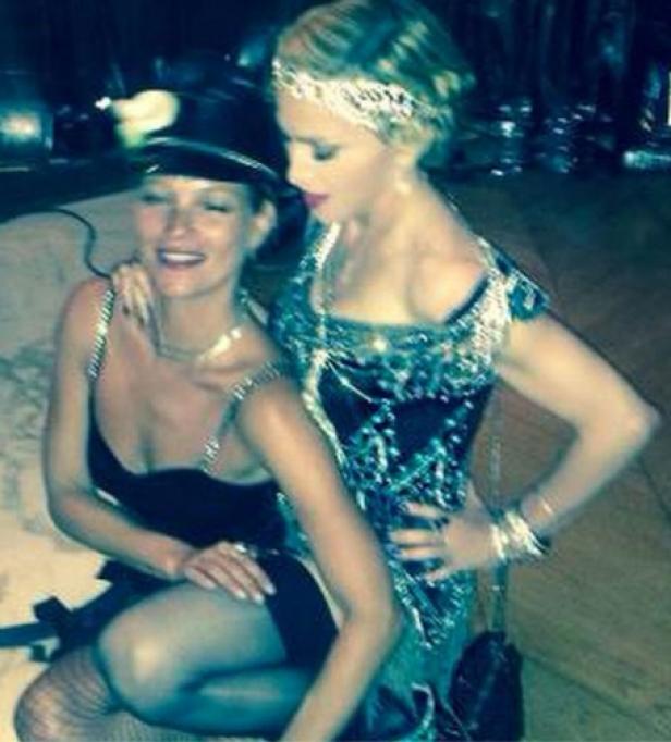 Madonna und Kate Moss posieren in Kleidern im Stil der 1920er Jahre.