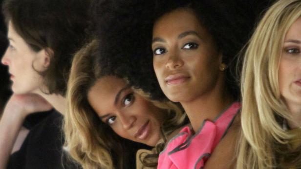 Beyoncé und Solange Knowles posieren mit zwei weiteren Frauen für ein Foto.