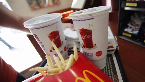 Ein Tablett mit Pommes Frites und zwei McCafé-Getränken von McDonald's.