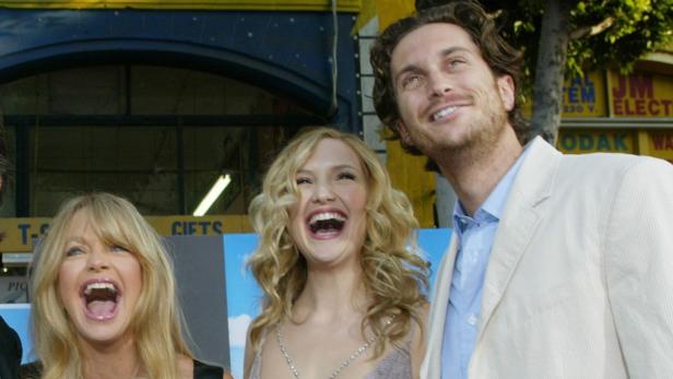 Goldie Hawn, Kate Hudson und Oliver Hudson lachen auf einer Veranstaltung.