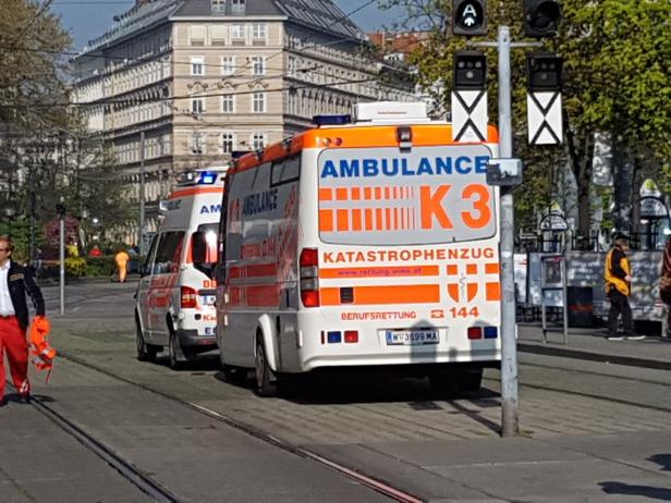Zwei Krankenwagen der Berufsrettung Wien stehen auf einer Straße.