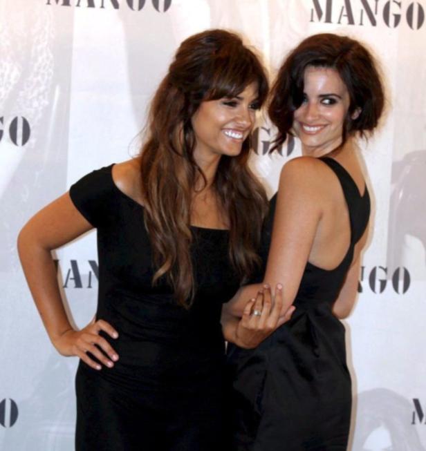 Penélope Cruz posiert mit ihrer Schwester Mónica bei einer Veranstaltung von Mango.