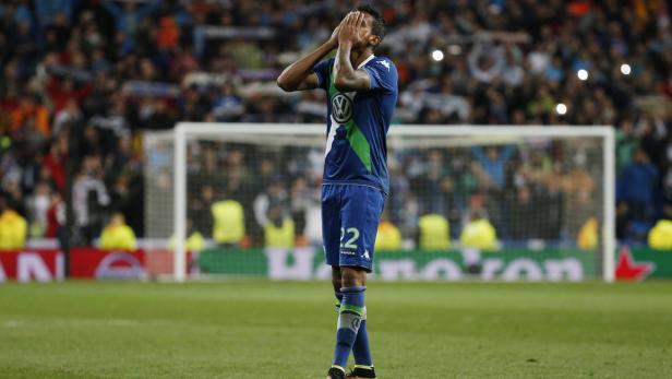 Ein Fußballspieler im blauen Trikot mit der Nummer 22 verdeckt sein Gesicht mit den Händen.