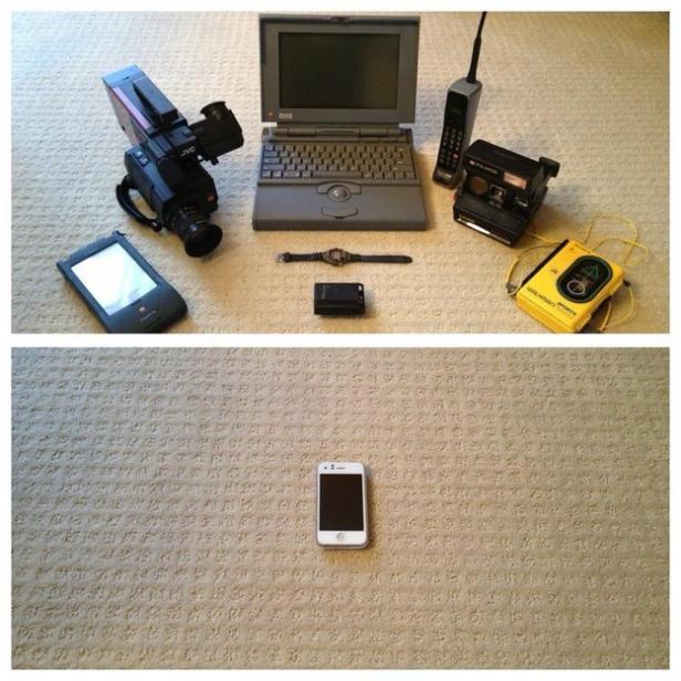 Eine Sammlung alter elektronischer Geräte, darunter ein Camcorder, ein Laptop und ein Walkman, im Vergleich zu einem modernen Smartphone.