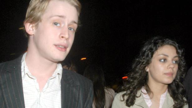 Macaulay Culkin und Mila Kunis posieren zusammen für ein Foto.
