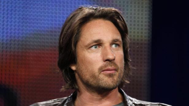 Porträt des Schauspielers Martin Henderson vor einem unscharfen Hintergrund.