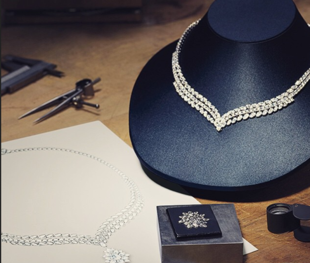 Ein Diamantcollier auf einer Schmuckbüste neben einer Skizze und Werkzeugen.