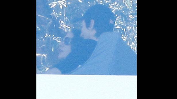 Eine Person mit Sonnenbrille und Kappe, möglicherweise im Freien.