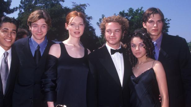 Die Besetzung von „Die wilden Siebziger“ posiert auf einem roten Teppich.