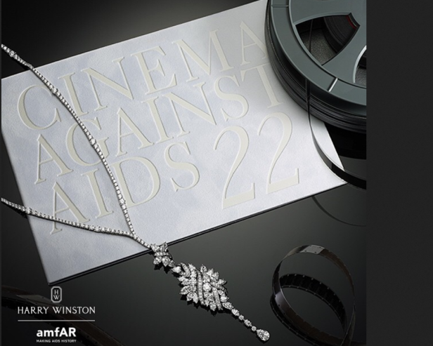 Eine Diamantkette von Harry Winston liegt auf einer Filmrolle und einer Karte für „Cinema Against AIDS 22“.