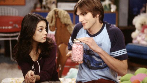 Jackie und Kelso, gespielt von Mila Kunis und Ashton Kutcher, in einer Szene aus „Die wilden Siebziger“.