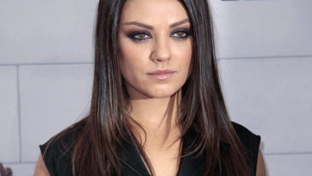 Ein Porträt von Mila Kunis mit dunklem Lidschatten.