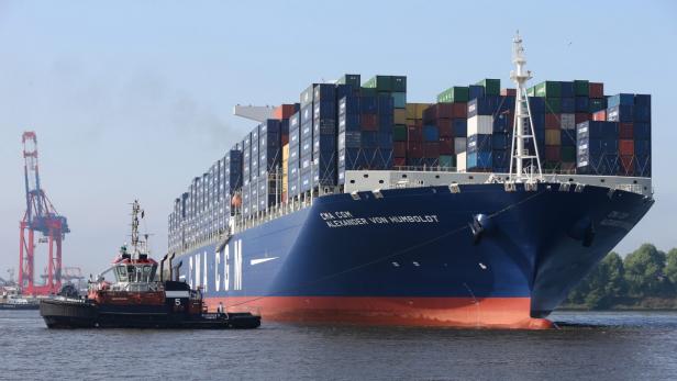 Ein Containerschiff namens „CMA CGM Alexander Von Humboldt“ wird von einem Schlepper begleitet.