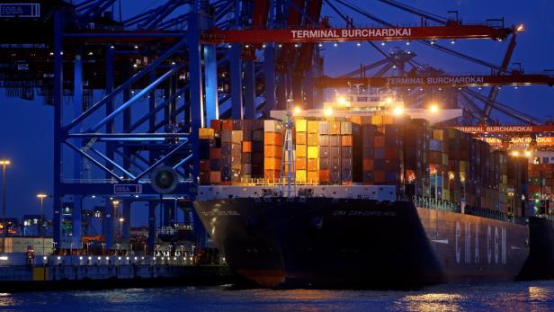 Ein Containerschiff der CMA CGM liegt im Hamburger Hafen am Terminal Burchardkai.