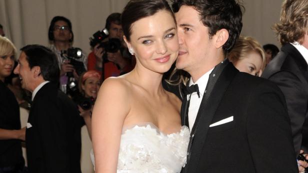 Miranda Kerr und Orlando Bloom posieren auf dem roten Teppich.