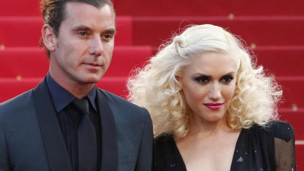 Gavin Rossdale und Gwen Stefani posieren auf einem roten Teppich.