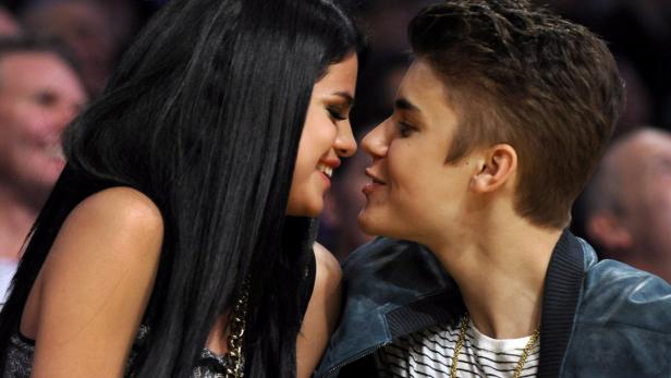 Selena Gomez und Justin Bieber kurz vor einem Kuss.