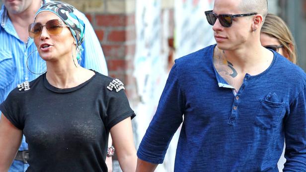 Jennifer Lopez mit einem Mann, möglicherweise ihrem Partner, Händchen haltend.