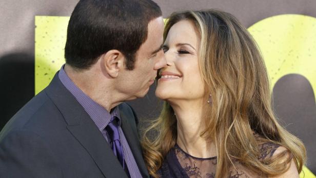 John Travolta und Kelly Preston kurz vor einem Kuss.