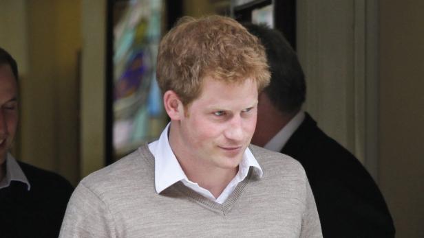 Prinz Harry in einem hellbraunen Pullover mit weißem Hemd.